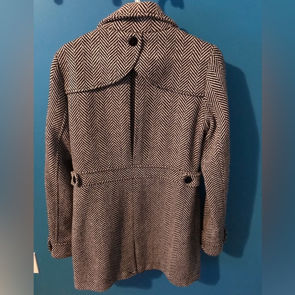 Medium size ,houndstooth pattern ,gently used warm beautiful winter coat - Picture 2 of 4